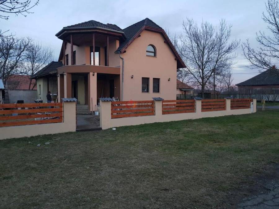 eladó családi ház, Újsolt